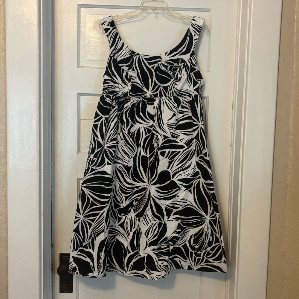 Liz Lange Black and White Leaf Pattern Maternity Dress